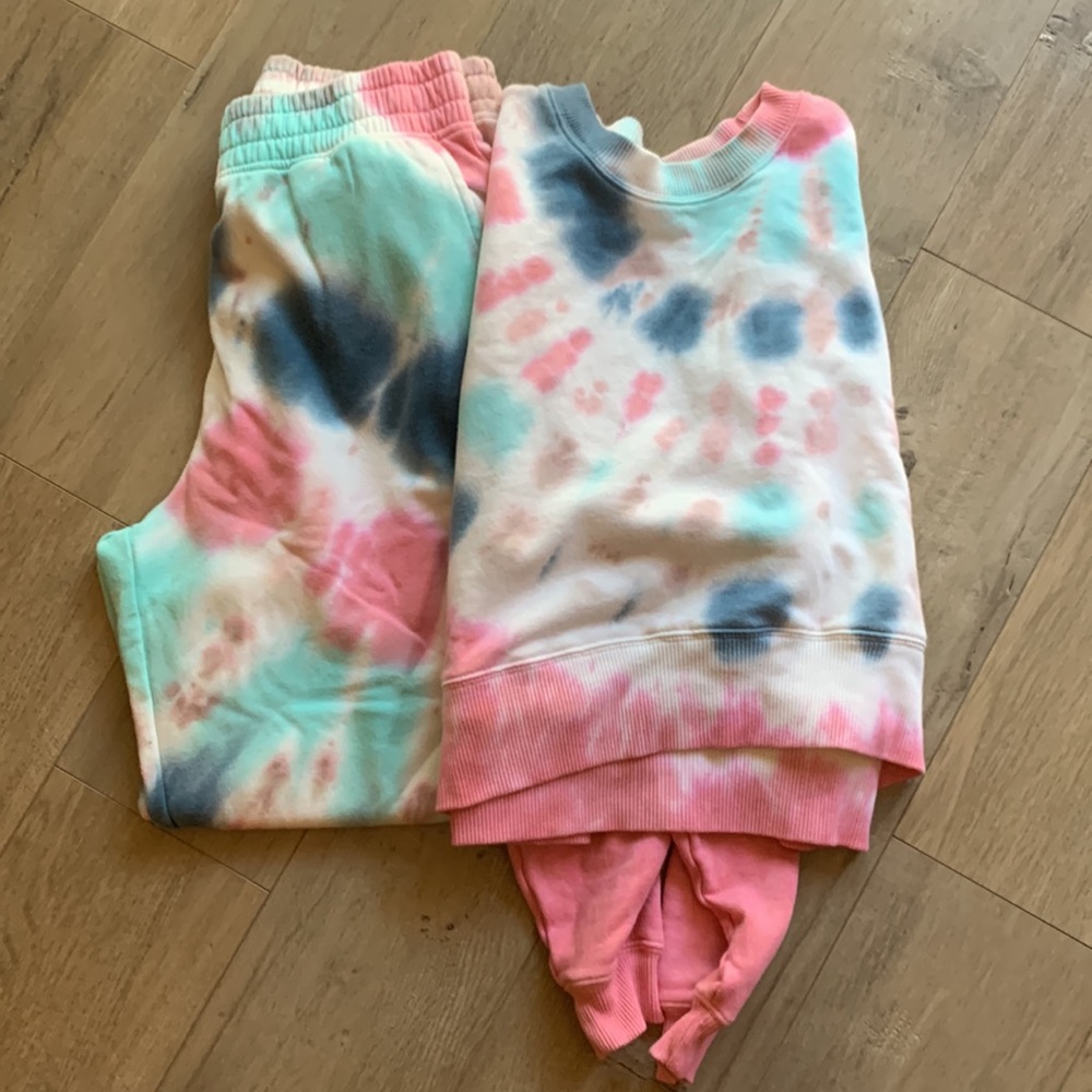 American Eagle Tie die sweat set.  Sweats and cropped sweatshirt